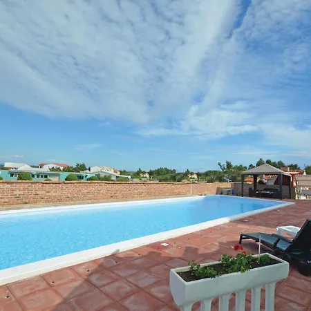 Апартаменты 2 Bedroom Awesome In